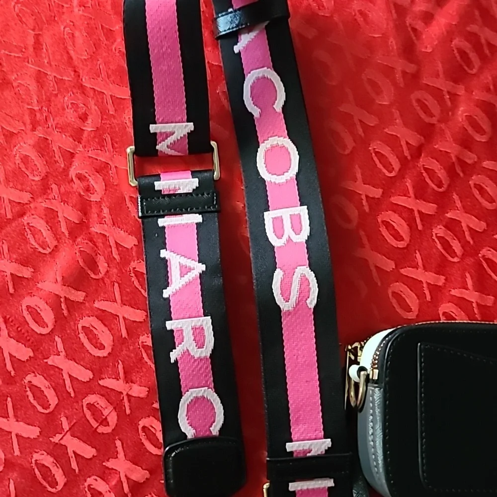 Marc Jacobs snapshot bag. Comes with pink bag strap. - Picture 4 of 6